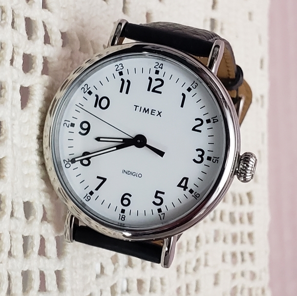 Nwot Mens Timex Indiglo Easy Reader Watch on Black Leather Band - Picture 9 of 11